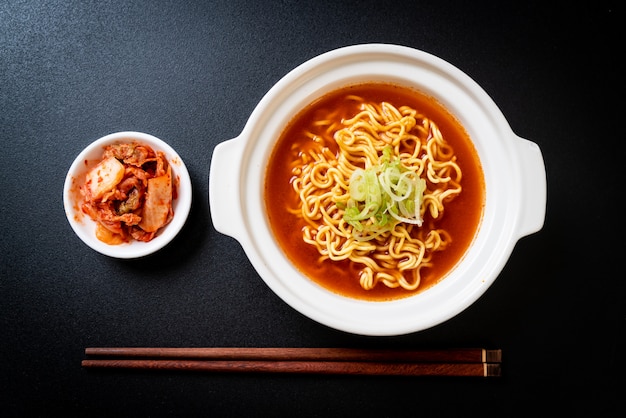 koreanische würzige Instantnudeln mit Kimchi