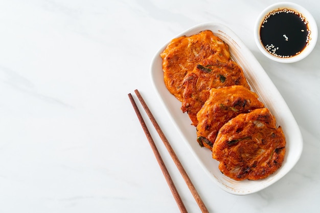 Koreanischer Kimchi-Pfannkuchen oder Kimchijeon Fried Mixed Egg Kimchi und Mehl