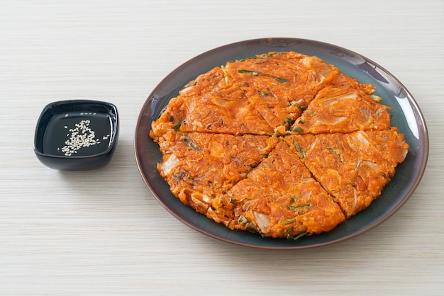 Koreanischer Kimchi-Pfannkuchen oder Kimchijeon – gebratenes gemischtes Ei, Kimchi und Mehl – koreanischer Essensstil