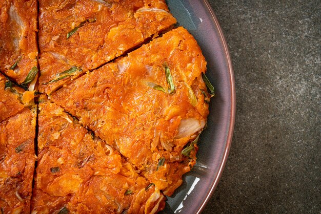 Koreanischer Kimchi-Pfannkuchen oder Kimchijeon – Spiegelei, Kimchi und Mehl – koreanische Küche