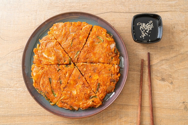 Koreanischer Kimchi-Pfannkuchen oder Kimchijeon – Spiegelei, Kimchi und Mehl – koreanische Küche
