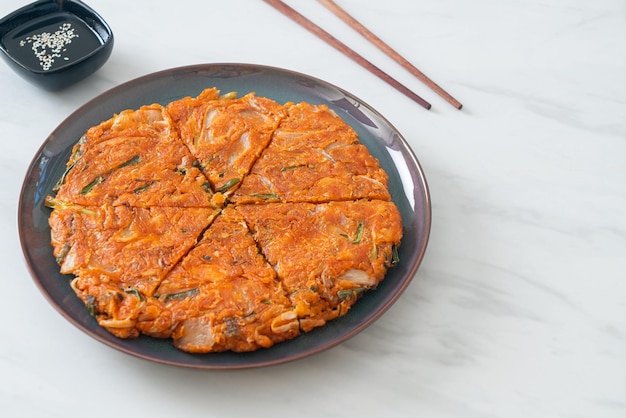 Koreanischer Kimchi-Pfannkuchen oder Kimchijeon – Spiegelei, Kimchi und Mehl – koreanische Küche