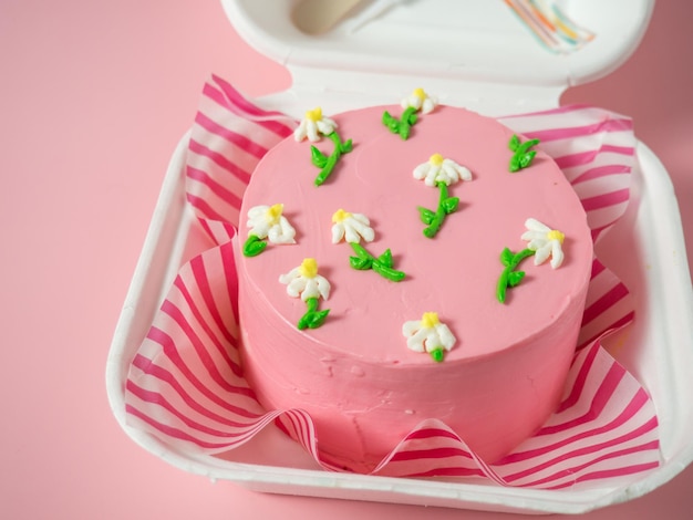Koreanischer Lunchbox-Kuchen mit cremefarbenen Blumen in rosa Tönen für Ihren Text