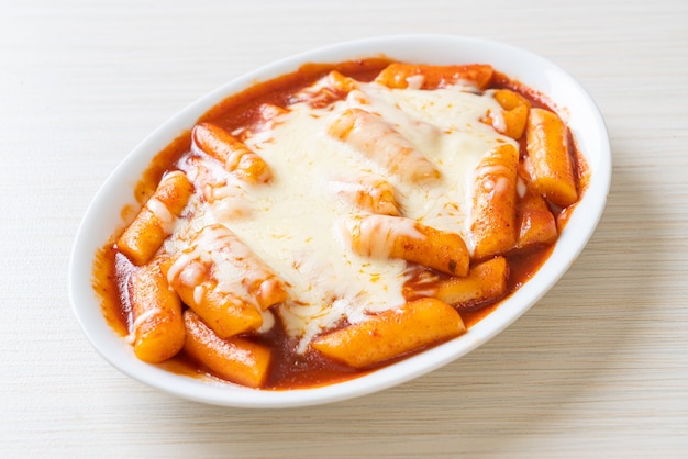 Koreanischer Reiskuchen in würziger koreanischer Sauce mit Käse, Käse Tokpokki, Tteokbokki mit Käse - koreanischer Essensstil