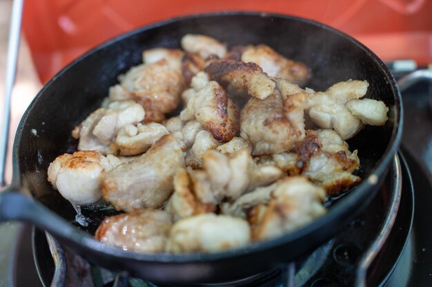 Koreanisches Brathähnchen in scharfer Sauce Frisches Horumonyaki und Naporitan