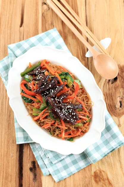 Koreanisches Japchae Bulgogi Gebratene Fadennudeln mit Karotte und Paprika