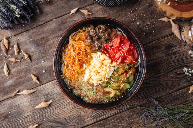 Koreanisches Nudelgericht Kuksi mit Rindfleisch und Gemüse