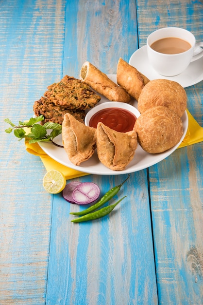 Koriander oder Kothimbir Vada, Samosa, Kachori, Daal Vada sind beliebte indische Snacks zur Teezeit. selektiver Fokus