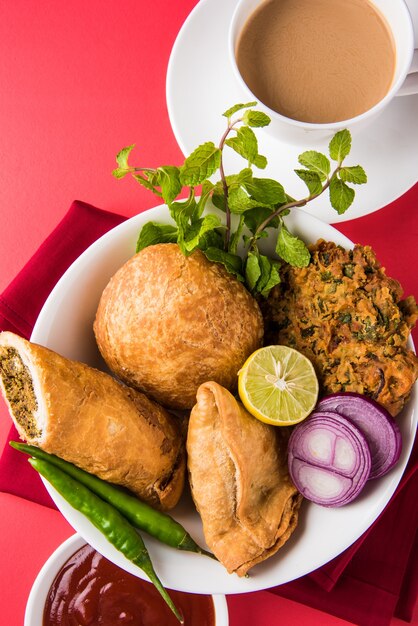 Koriander oder Kothimbir Vada, Samosa, Kachori, Daal Vada sind beliebte indische Snacks zur Teezeit. selektiver Fokus