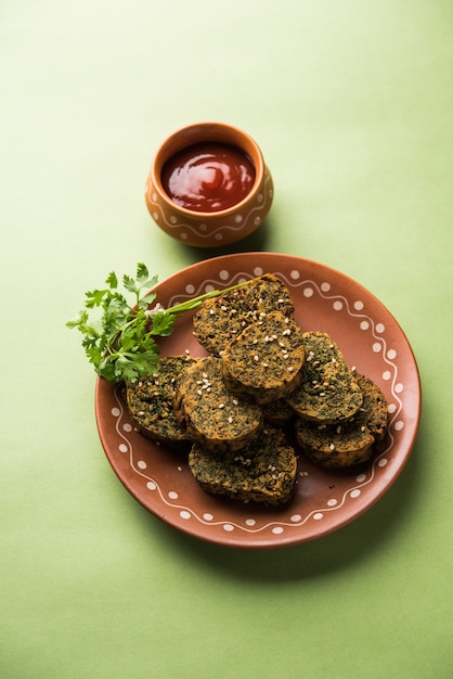 Korianderkuchen oder Kothimbir Vadi ist eine beliebte maharaschrische Küche aus Korianderblättern