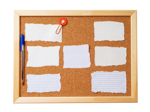 Kork-Notiztafel mit Holzrahmen mit verschiedenen blanko zerrissenen Notizblättern