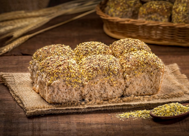 Kornbrot auf rustikalem Holztisch.