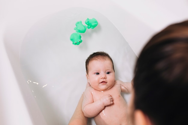 Foto kornmutter, die nettes baby wäscht