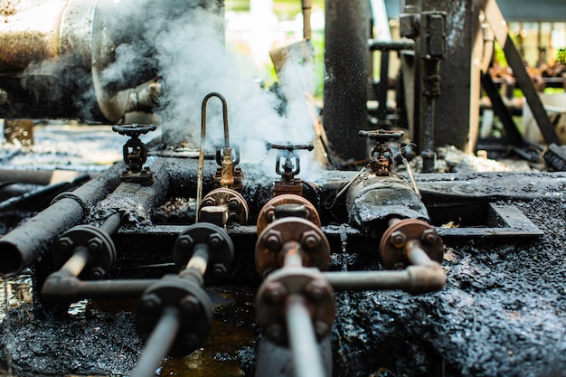 Korrosion rostig durch Ventilrohr-Dampfgasleck an der Rohrleitung