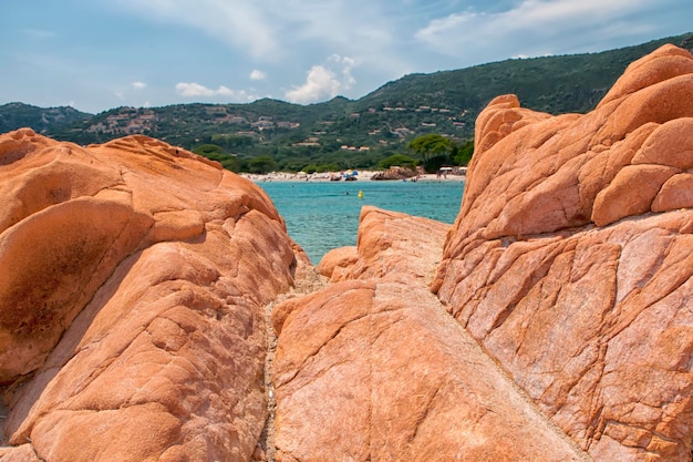 Korsika wunderschöne Küste türkisfarbenes Meerwasser und rote Felsen