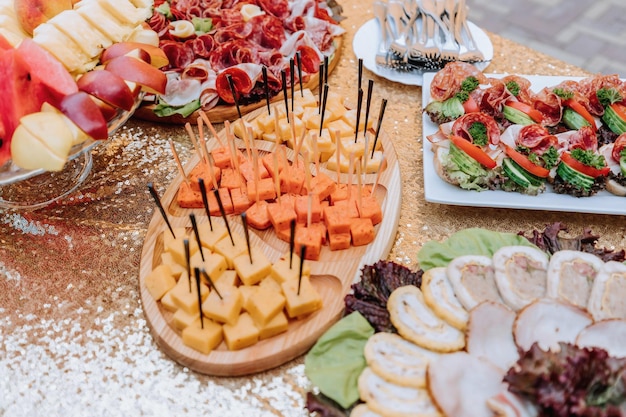 Kosakentisch in den besten Restaurants Feierstisch bei der Hochzeit Nationale ukrainische Küche Fette Würstchen Alkohol Catering