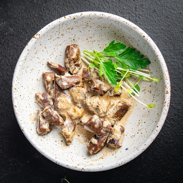 Koschere Rinderleber gedünstete Sahne Halal-Rindfleisch gesunde Mahlzeit Snack auf dem Tisch Kopie Raum