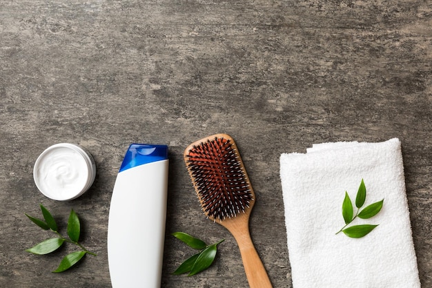 Kosmetik für Haarpflegecreme und -handtuch auf einer farbigen Hintergrunddraufsichtflachlage