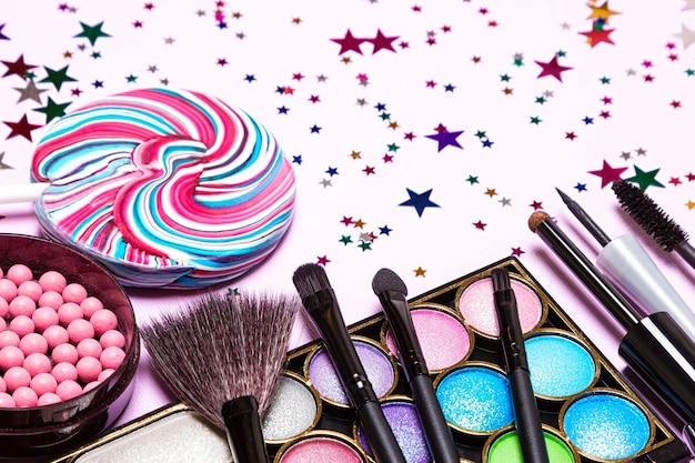 Foto kosmetik für urlaubsparty-make-up mit lollipop und konfetti