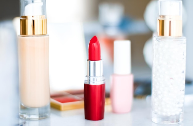 Kosmetik-Make-up-Produkte auf Schminktisch, Lippenstift, Grundierung, Nagellack und Lidschatten für Luxus-Schönheits- und Modemarken-Werbung