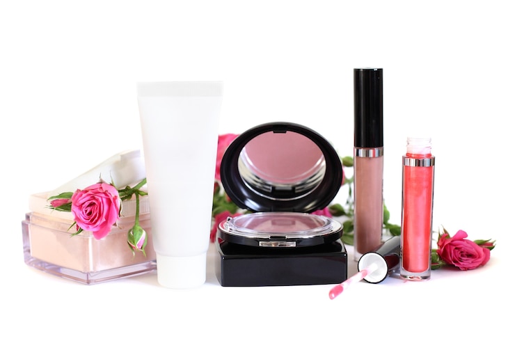 Foto kosmetik - make-up puder, creme, rouge, lipgloss und blumen