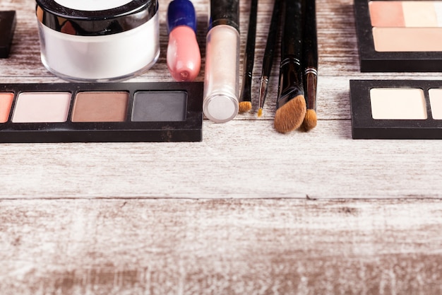 Kosmetik und Make-up-Elemente auf Holztisch