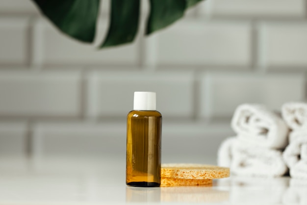 Kosmetikbehälter für die Hautpflege auf einem weißen Tischhintergrund Bio-Spa-Beauty-Produkte