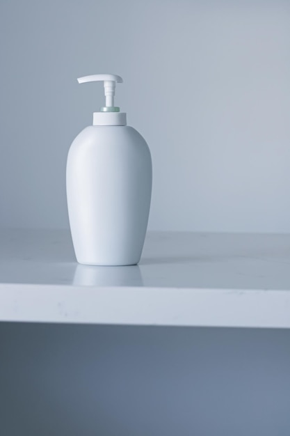 Kosmetikbehälterflasche mit leerem Etikett als Produktmodell auf grauem Hintergrund