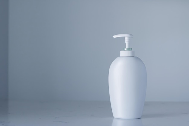 Kosmetikbehälterflasche mit leerem Etikett als Produktmodell auf grauem Hintergrund