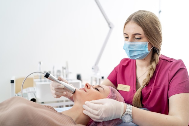 Kosmetiker für das perfekte Frauengesicht Klinik für moderne kosmetische Hautpflege