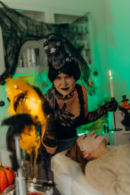 Kosmetiker in einem Halloween-Kostüm in einem Schönheitssalon mit Hautpflegemitteln festliche Atmosphäre
