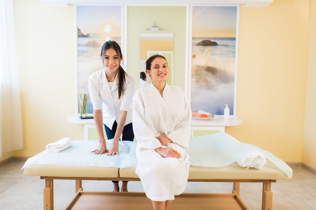 Kosmetikerin der Frau mit Patientin im Spa-Wellnesscenter.