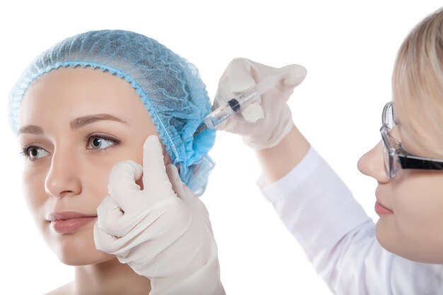 Kosmetikerin für medizinische und plastische Chirurgie mit Patienten, die Botox-Injektionen im Krankenhaus durchführen