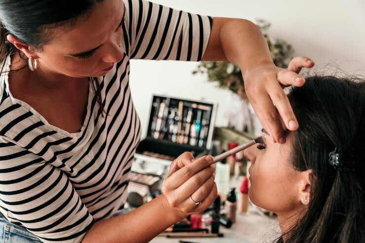Foto kosmetikerin macht make-up für die braut am hochzeitstag
