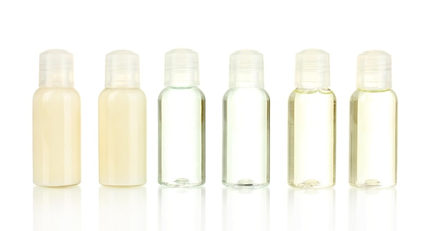 Foto kosmetikflaschen des hotels getrennt auf weiß