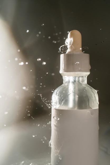 Kosmetikflaschen mit Wasserspritzungen auf dunklem Hintergrund