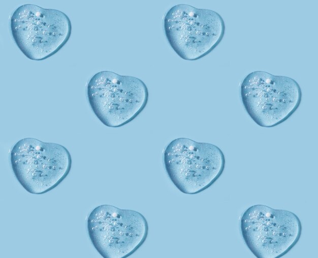 Kosmetikgel-Abstriche sehen aus wie HerzmusterSauberer blauer Hintergrund mit Kopierraum