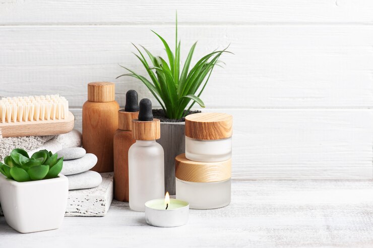 Foto kosmetikglas mit creme, feuchtigkeitsspendender körperlotion und ätherischem öl auf holztisch. natürliches bio-spa mit umweltfreundlicher verpackung