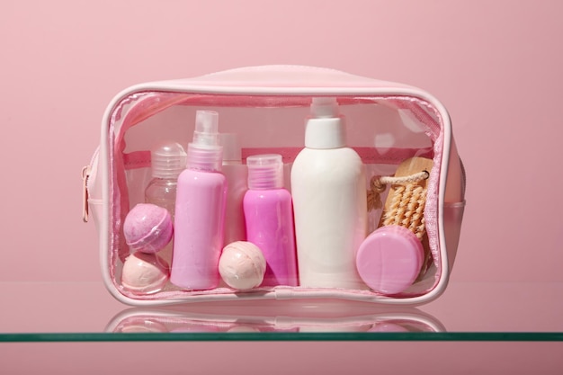 Foto kosmetikkoffer mit hygieneprodukten im badezimmer
