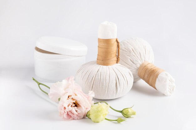 Kosmetikset zur Massage mit Kräutertüten