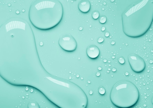 Kosmetische feuchtigkeitsspendende Flüssigkeitstropfen auf grünem blauem Pastellhintergrund Toner oder Lotion Hyaluronic Serum