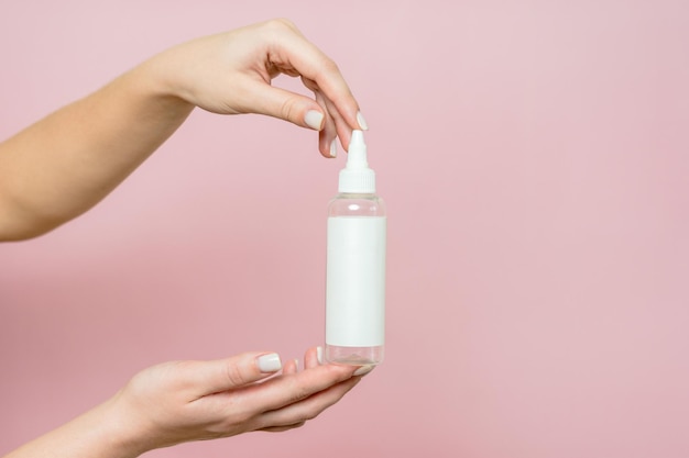 Kosmetische Flasche in den Händen der Frau Kosmetisches Produkt-Branding-Mockup Spa-Beauty-Behandlungskonzept