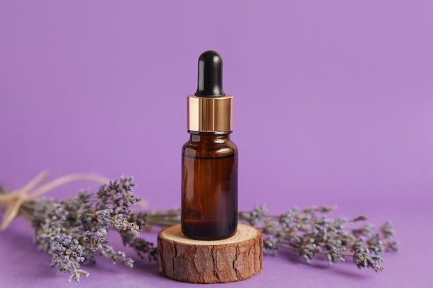 Kosmetische Glasflasche für ätherisches Öl Lavendel Mockup Lavendel Kosmetik Podium auf violettem Hintergrund