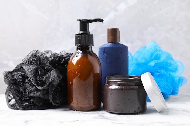 Kosmetische Produkte und Bastfetzen auf weißem Marmortisch Men39s Hygiene