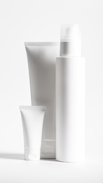 Foto kosmetische produktflaschen, röhrchen, weiße, leere zusammensetzung von schönheitsprodukten