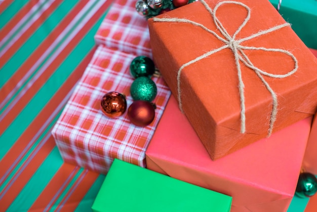 Kosmetischer pastellfarbener Hintergrund der abstrakten minimalen Szene mit Geschenkbox für Produktpräsentation