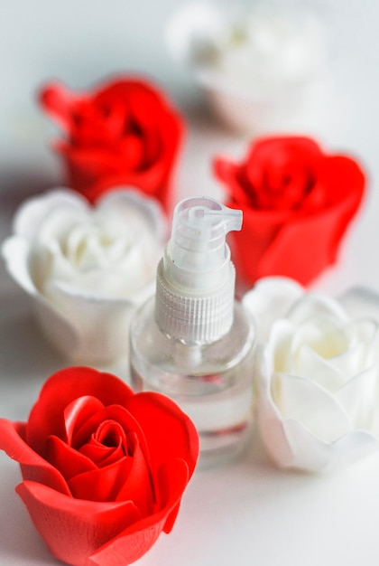 Kosmetisches Produkt in einer Flasche auf einem Bong-Hintergrund mit Rosen