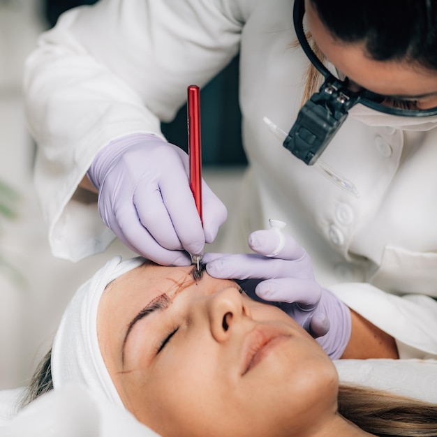 Kosmetisches Verfahren zum Microblading der Augenbrauen