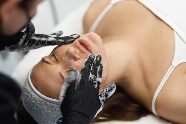 Foto kosmetologe, der eine mesotherapie-injektion mit dermapen im gesicht zur verjüngung im spa-center durchführt