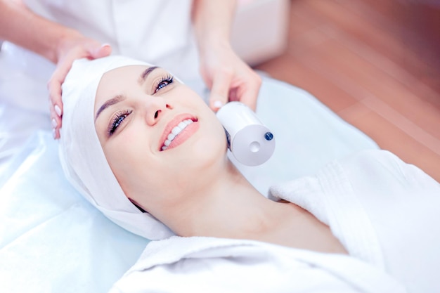 Kosmetologie Gerätemassage im Gesicht Lifting Verjüngung Kosmetikklinik